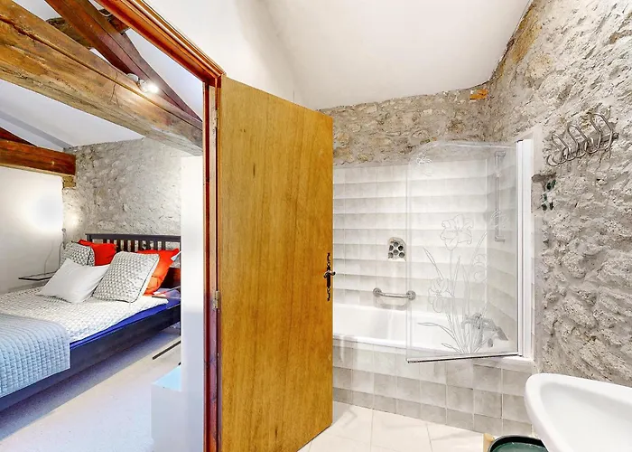 In Monsegur בית נופש *